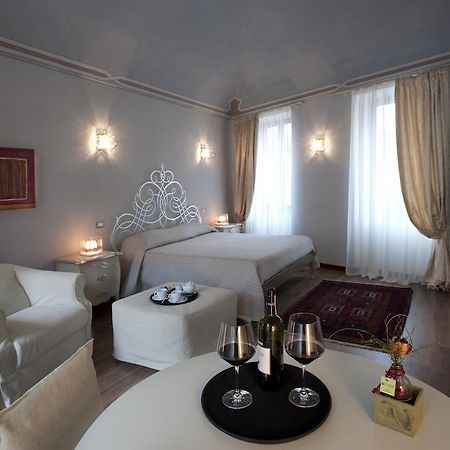 Vinoteca La Sacrestia Bed & Breakfast Alba  Bilik gambar